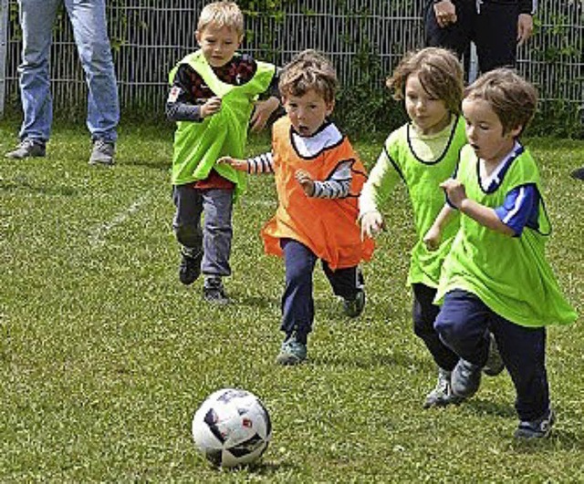 <BZ-FotoAnlauf>Kleine Fussballer</BZ-FotoAnlauf> beim Turnier  im Kindergarten  | Foto: privat