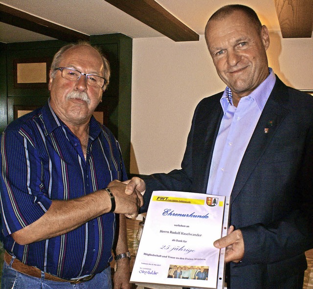 Vorsitzender Jrg Oehler (rechts) ber... seit 25 Jahren den Freien Whlern an.  | Foto: Probst