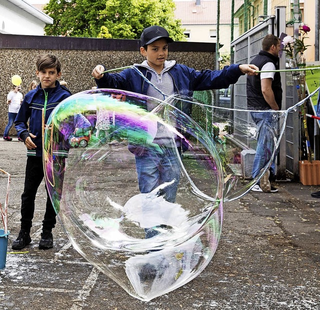 Viel Spa hatten die Kinder beim Riesenseifenblasenmachen.  | Foto: Gabriele Zahn