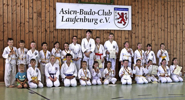 Gute Stimmung herrschte bei den Verein... des Karatevereins fr ein  Foto auf.   | Foto: ABC