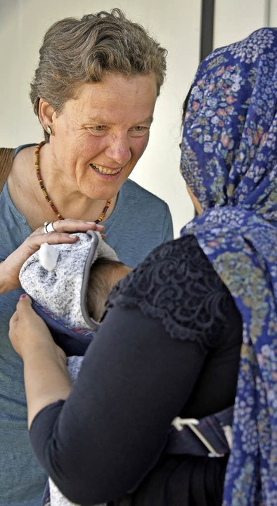 Hebamme Claudia Knie kümmert sich um junge Mütter in Flüchtlingsunterkünften.  | Foto: Michael Bamberger