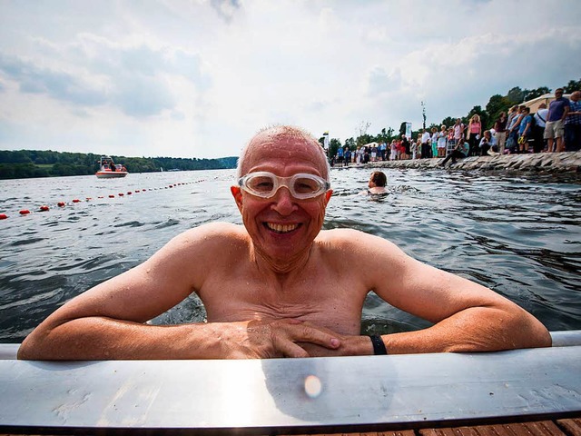 Hat allen Grund zu lachen: Schwimmer am Baldeneysee in Essen.  | Foto: dpa
