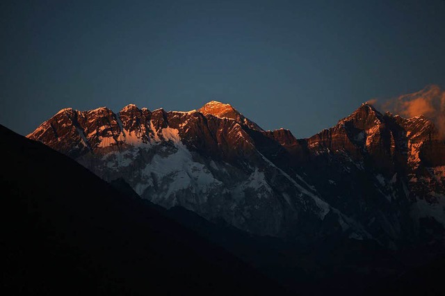 Blick  auf denMount Everest (Mitte) v...von vier Bergsteigern entdeckt worden.  | Foto: dpa