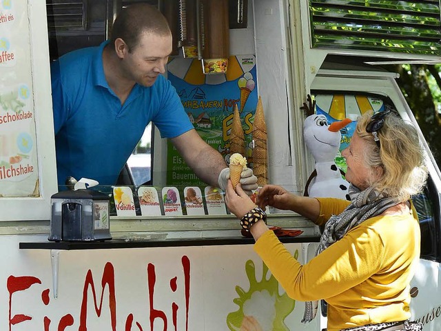Luis Salgado darf in diesem Sommer aus seinem Mobil Eis verkaufen.  | Foto: Ingo Schneider
