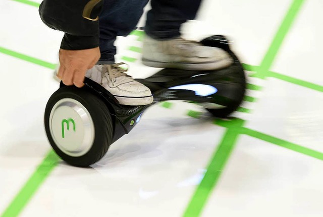 Das Hoverboard brachte 15 Stundenkilom...die Strae &#8211; nichts fr Kinder.   | Foto: Symbolfoto: dpa