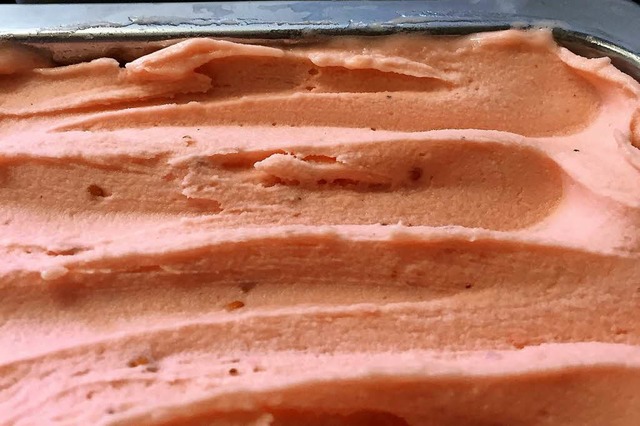 Himbeer-Rote-Beete ist nur eine der ausgefallenen Eissorten vom Caf Ruef  | Foto: Jakob Schlaak