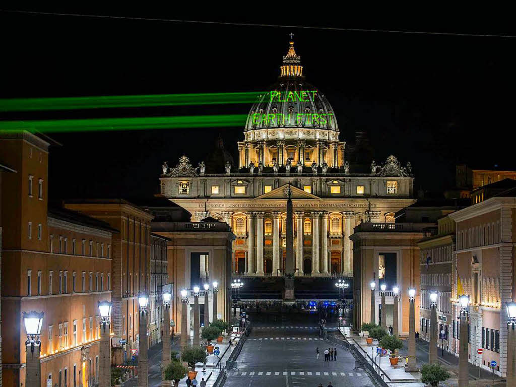 Aktivisten von Greenpeace strahlen die Kuppel des Petersdoms mit der Aufschrift Planet EarthFirst an. Am Vorabend des Besuchs von US-Prsidenten Trump beim Papst hat  eine besondere Botschaft an den US-Prsident gerichtet. Dies sei eine Anspielung auf Trumps Motto America First.