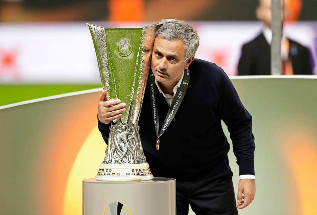 Manchesters Trainer Mourinho sagte, da...erigen vier internationalen Titel sei.  | Foto: dpa