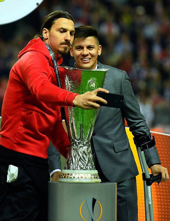 Manchesters Zlatan Ibrahimovic (links)...Heimatland nicht am Finale teilnehmen.  | Foto: dpa