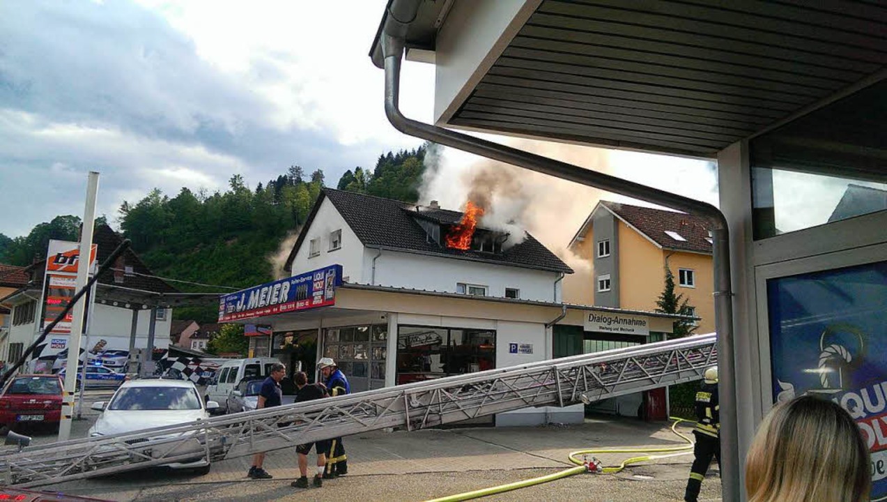 Als die Feuerwehr eintraf, schlugen Flammen aus den Fenstern im Dachgeschoss.   | Foto: Jürgen Albrecht