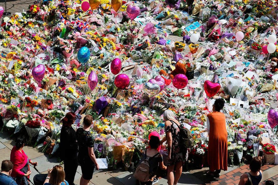 In Manchester zeigen die Menschen ihre Trauer am St. Ann’s Square offen. (Foto: dpa) In Manchester zeigen die Menschen ihre Trauer am St. Ann’s Square offen. (Foto: dpa)