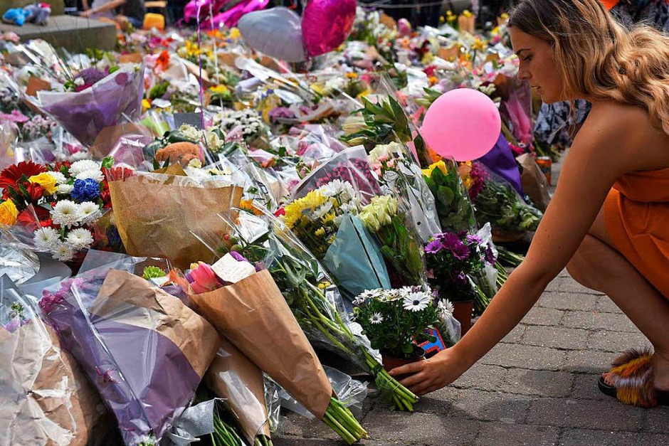 In Manchester zeigen die Menschen ihre Trauer am St. Ann’s Square offen. (Foto: AFP) In Manchester zeigen die Menschen ihre Trauer am St. Ann’s Square offen. (Foto: AFP)