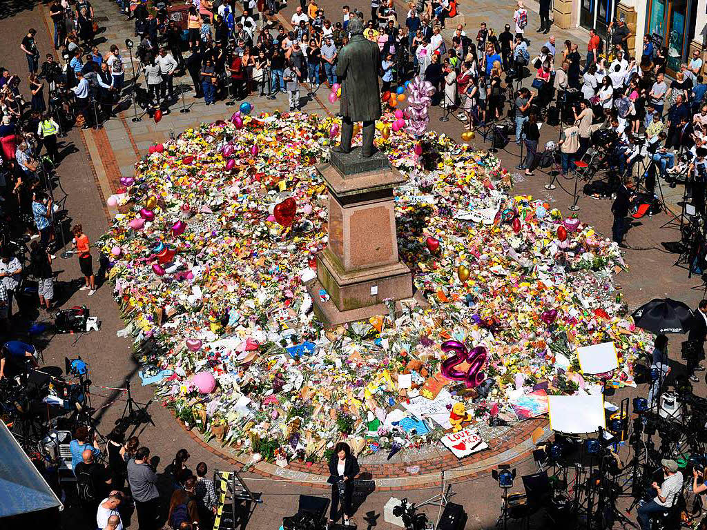 In Manchester zeigen die Menschen ihre Trauer am St. Ann’s Square offen.