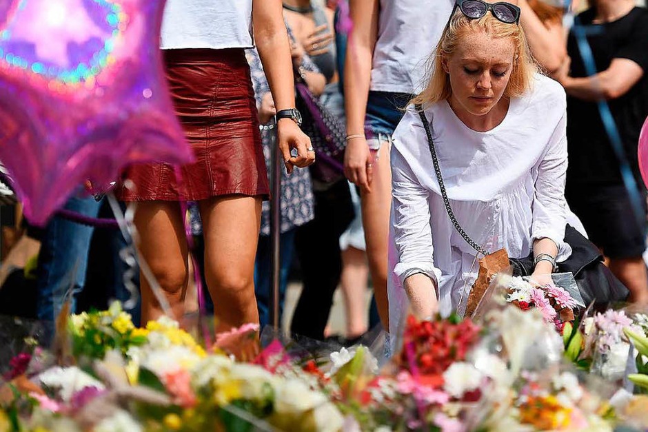 In Manchester zeigen die Menschen ihre Trauer am St. Ann’s Square offen. (Foto: AFP) In Manchester zeigen die Menschen ihre Trauer am St. Ann’s Square offen. (Foto: AFP)