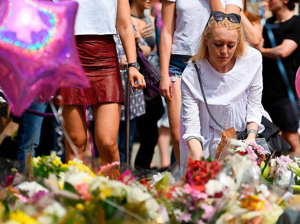 In Manchester zeigen die Menschen ihre Trauer am St. Ann’s Square offen.
