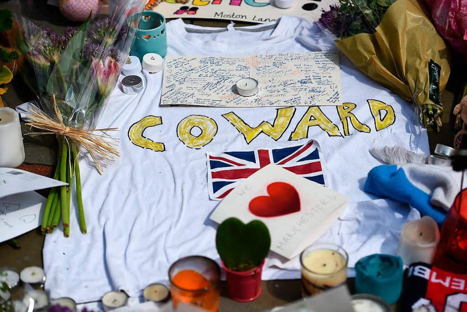 In Manchester zeigen die Menschen ihre Trauer am St. Ann’s Square offen. (Foto: AFP) In Manchester zeigen die Menschen ihre Trauer am St. Ann’s Square offen. (Foto: AFP)