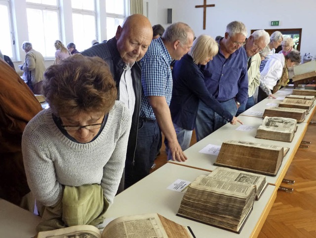 Die Bibeln konnten bei der Ausstellung...ogischer Reihenfolge bestaunt werden.   | Foto: Benno Westermann