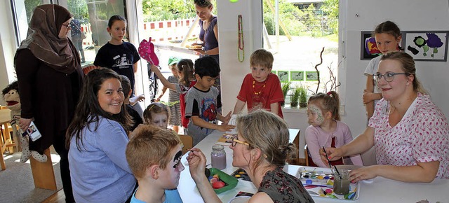 Kommt immer gut an: Kinder lassen sich beim Fest der Kindergrten schminken.   | Foto: Mario Schneberg