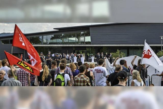 Rund 200 Demonstranten äußern Unmut über die AfD