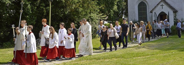 Die Prozession von Kirche zu Kirche, h...erg, wurde von Messdienern angefhrt.   | Foto: Horatio Gollin
