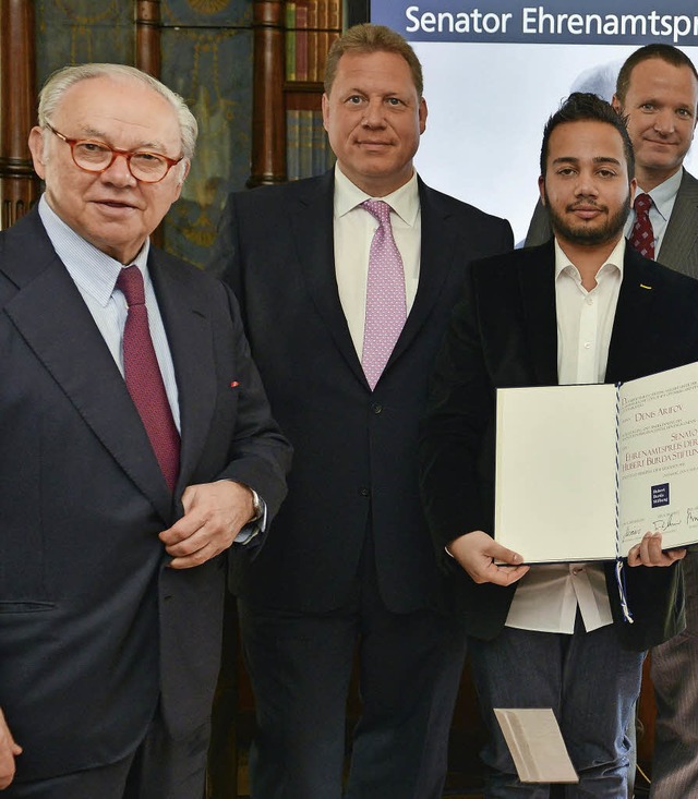 Denis Arifov (rechts) bei der Verleihu... Eckstein von der Hubert Burda Media.   | Foto: Axel Bleyer