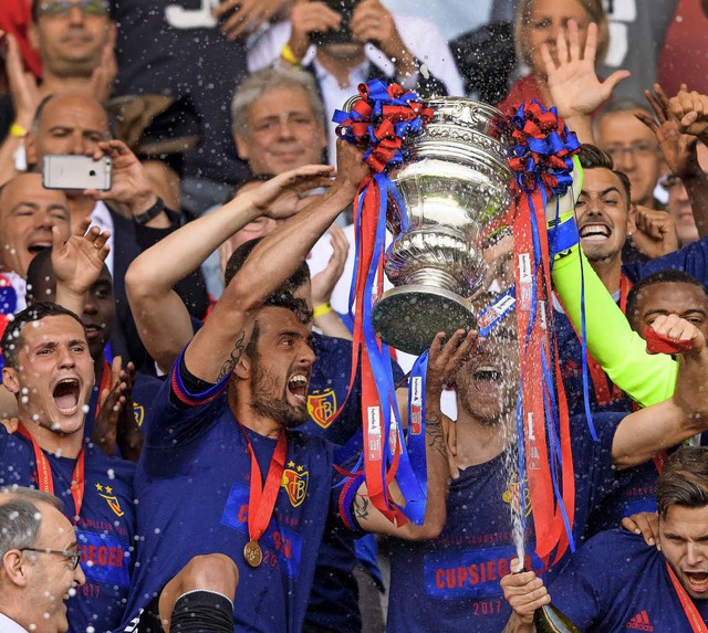 Jubel ber das Double:  FCB-Kapitn Ma...o stemmt die Cup-Trophe in die Hhe.   | Foto: AFP