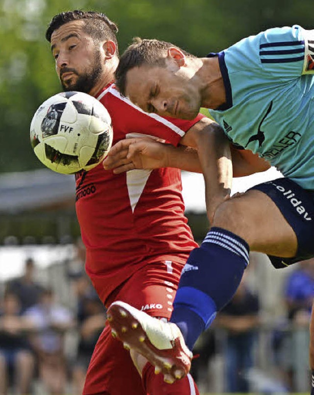 Titel verteidigt: Erdal Kizilay (FCT, ...gen den Jestetter Kapitn Pascale Moog  | Foto: Markus Schchtele