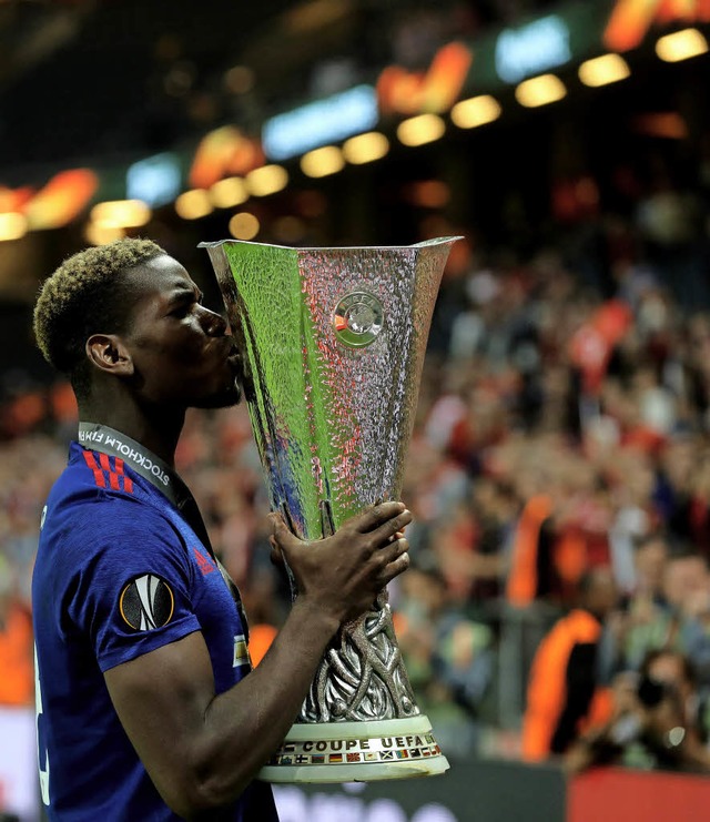 100-Millionen-Euro-Mann Paul Pogba ksst den Pokal.   | Foto: AFP