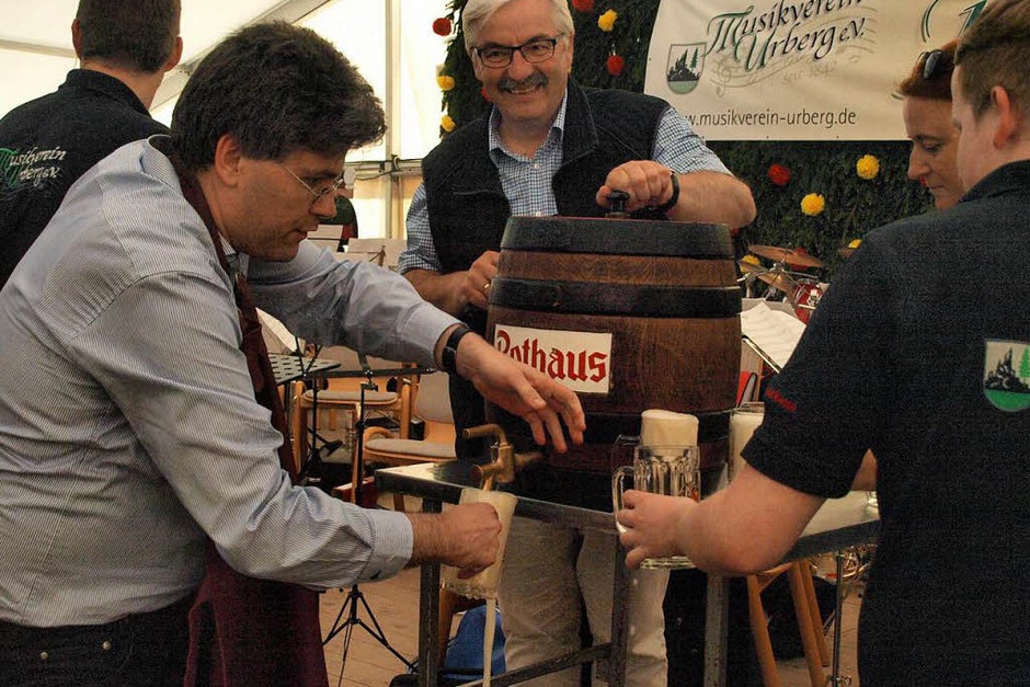 Eine vorgezogene Festeröffnung vollzogen Landrat Martin Kistler und Bürgermeister Helmut Kaiser in Urberg mit dem Fassanstich am Mittwochabend nach dem Ausflug des Landratsamtes (Foto: Karin Stöckl-Steinebrunner) Eine vorgezogene Festeröffnung vollzogen Landrat Martin Kistler und Bürgermeister Helmut Kaiser in Urberg mit dem Fassanstich am Mittwochabend nach dem Ausflug des Landratsamtes (Foto: Karin Stöckl-Steinebrunner)