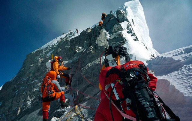 Viel Bergsteiger-Verkehr auf dem Mount Everest  | Foto: AFP