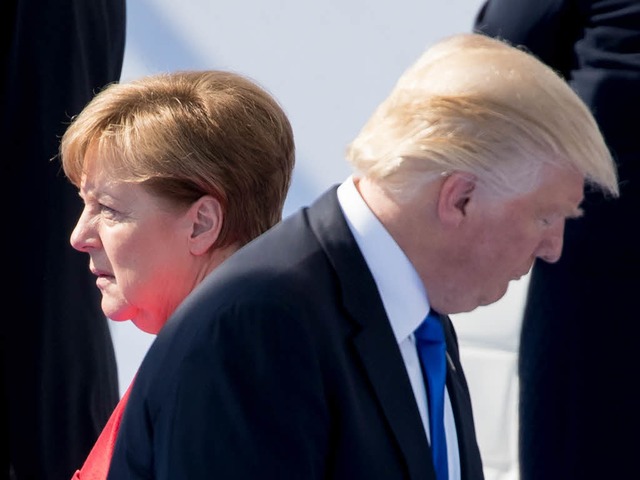 Donald Trump und Angela Merkel gehen i...l beim Nato-Gipfel an einander vorbei.  | Foto: dpa