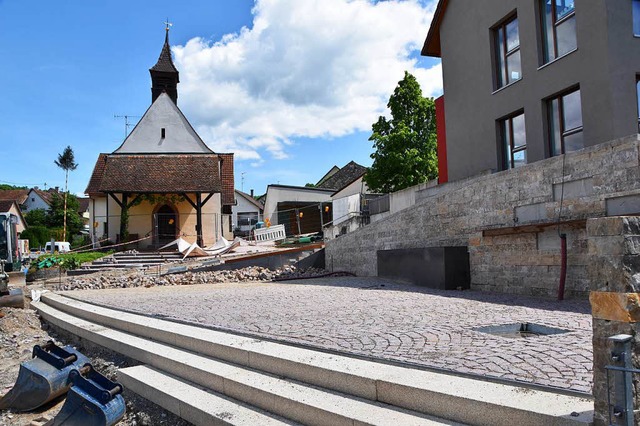 Der neue Dorfplatz ist bereits bepflas...r Einweihung nicht abschlieen knnen.  | Foto: Horst Donner