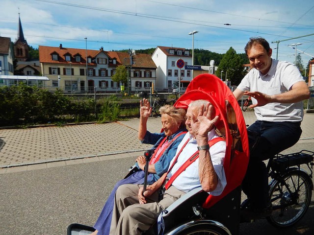 Mit einer neuen Radkutsche knnen Seni...-Haus ab sofort Ausflge unternehmen.   | Foto: Ma