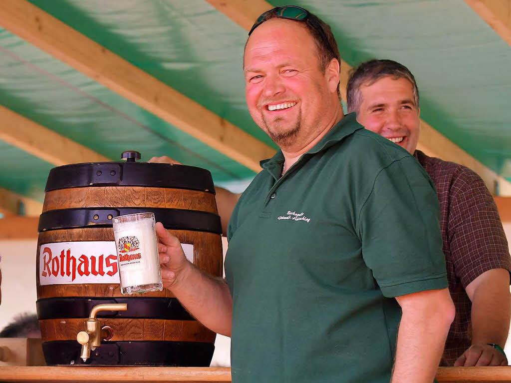 Jrgen Birkenberger,  der Vorsitzende der Blaskapelle Grnwald -Holzschlag, mit dem ersten Bier.