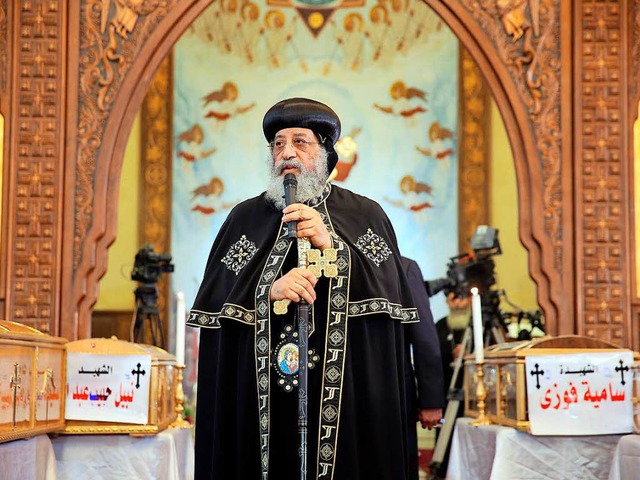 Der koptische Papst Tawadros II. von A...en Srgen von Opfern eines Anschlages.  | Foto: dpa