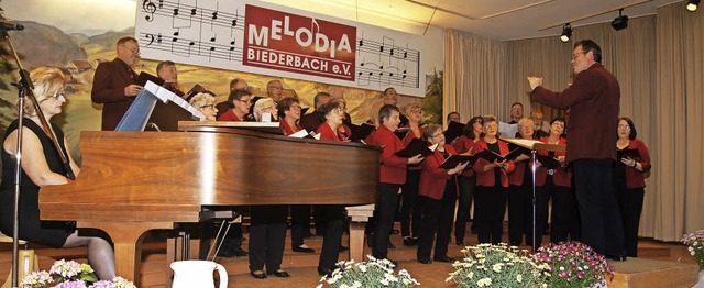 Die Melodia Biederbach mit Dirigent Be...istin Dagmar Zickgraf beim Maikonzert.  | Foto: Roland Gutjahr