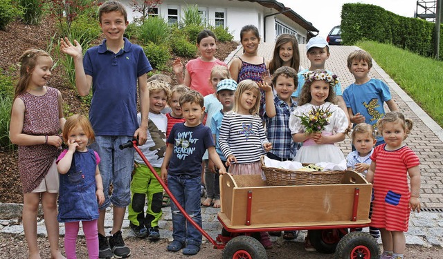 Junge Hochzeitsgesellschaft auf Tour d...ebrunner an Himmelfahrt, durchs Dorf.   | Foto: Ralph Lacher