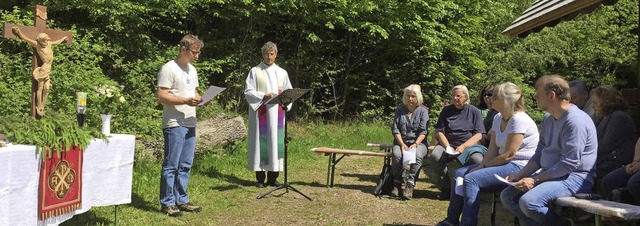 Im Freien: ber den  Waldgottesdienst ...e hielt Petrus seine schtzende Hand.   | Foto: Winter