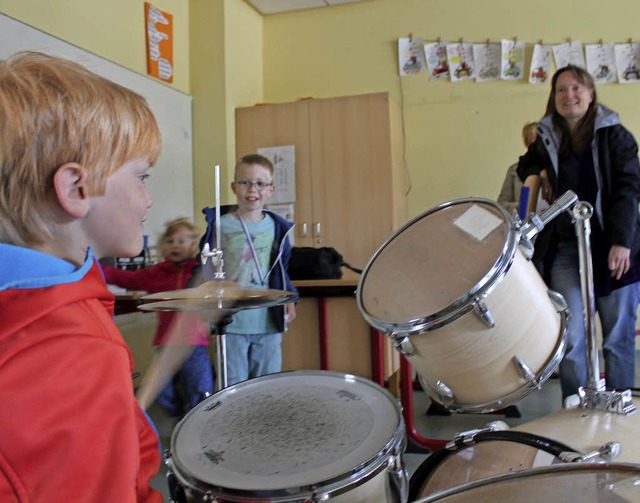 Elmar, sieben Jahre alt, begeistert seine Zuschauer am Schlagzeug  | Foto: Enya Steinbrecher