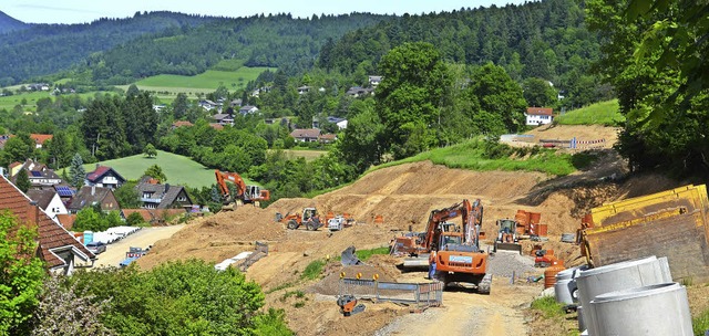 Das Baugebiet &#8222;Am Schnzle&#8220...er, wo mit dem Hochbau begonnen wird.   | Foto: Nikolaus Bayer