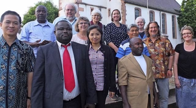 Gste aus Kamerun und Indonesien mit d...ee des Kirchenbezirks Markgrflerland   | Foto: Martina David-Wenk