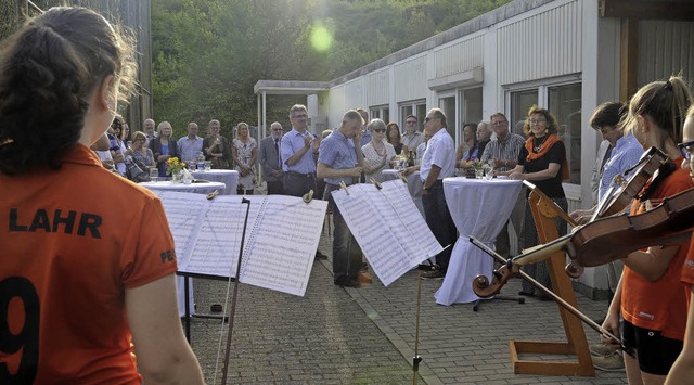Streicherinnen des Vereins umrahmen den Empfang.   | Foto: Bettina Schaller