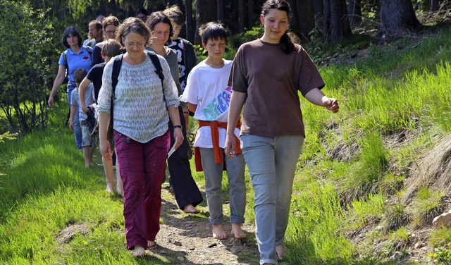 Vorsichtig marschierten die Teilnehmer... den Raitenbucher Hirtenpfad entlang.  | Foto: Eva Korinth