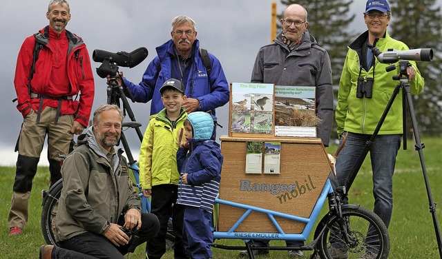 Feldberg-Ranger Achim Laber (vorne) pr... und Sponsoren das neue Ranger-Mobil.   | Foto: Haus der Natur