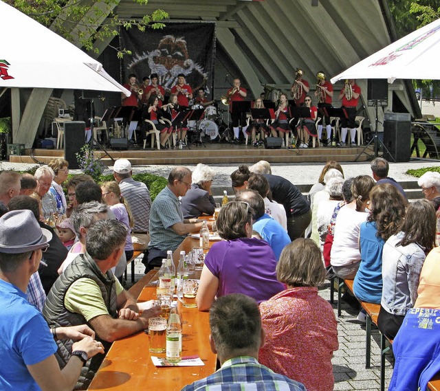 Viele Gste kamen zum Vatertagshock der Bernauer Guggenmusik in den Kurpark.  | Foto: Ulrike Spiegelhalter