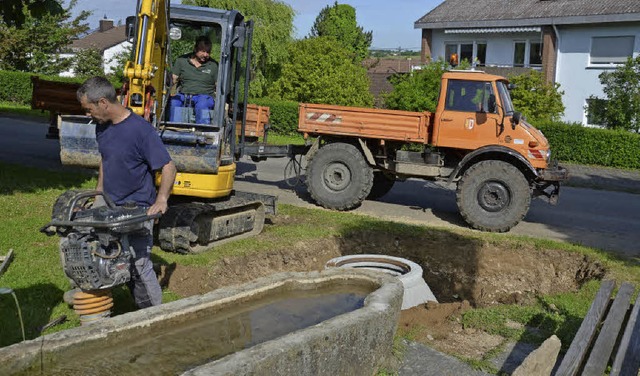 Der ehemalige Schulbrunnen an der Fisc...ht ans Kanalsystem fr Regenwasser an.  | Foto: Marco Schopferer