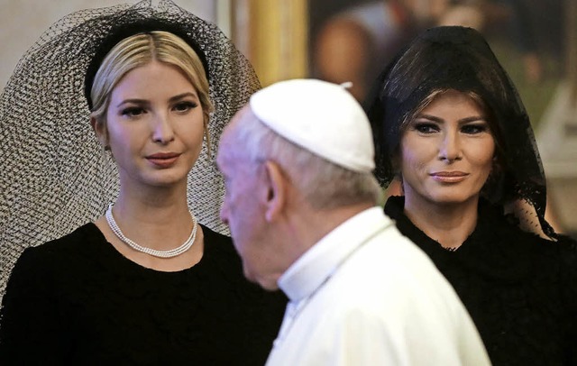 Ivanka (links) und Melania Trump beim Papst  | Foto: dpa