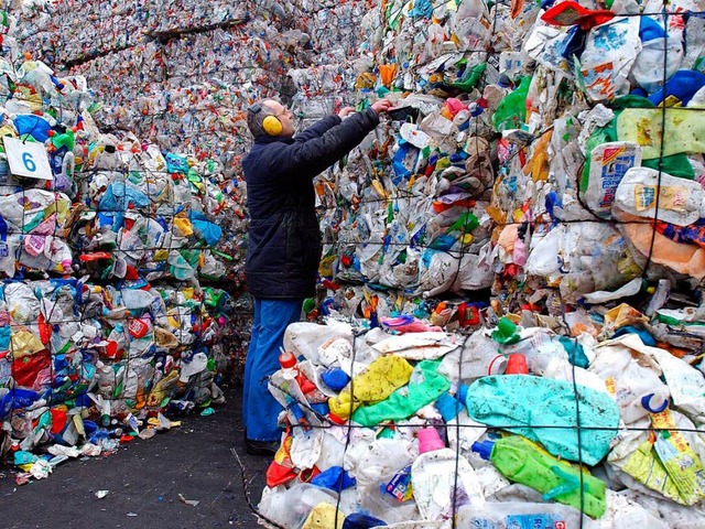In Recyclinganlagen landen bisher nur 14 Prozent des Plastikabfalls.  | Foto: dpa