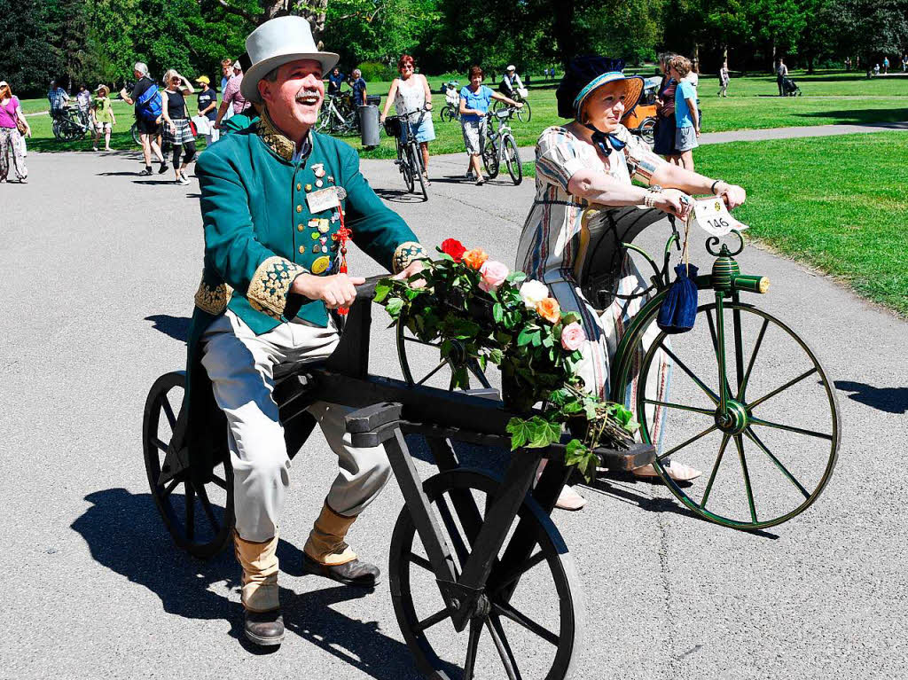 Mit Kostmen und historischen Fahrrdern fahren in Karlsruhe Teilnehmer zum 200. Geburtstag der Draisine.