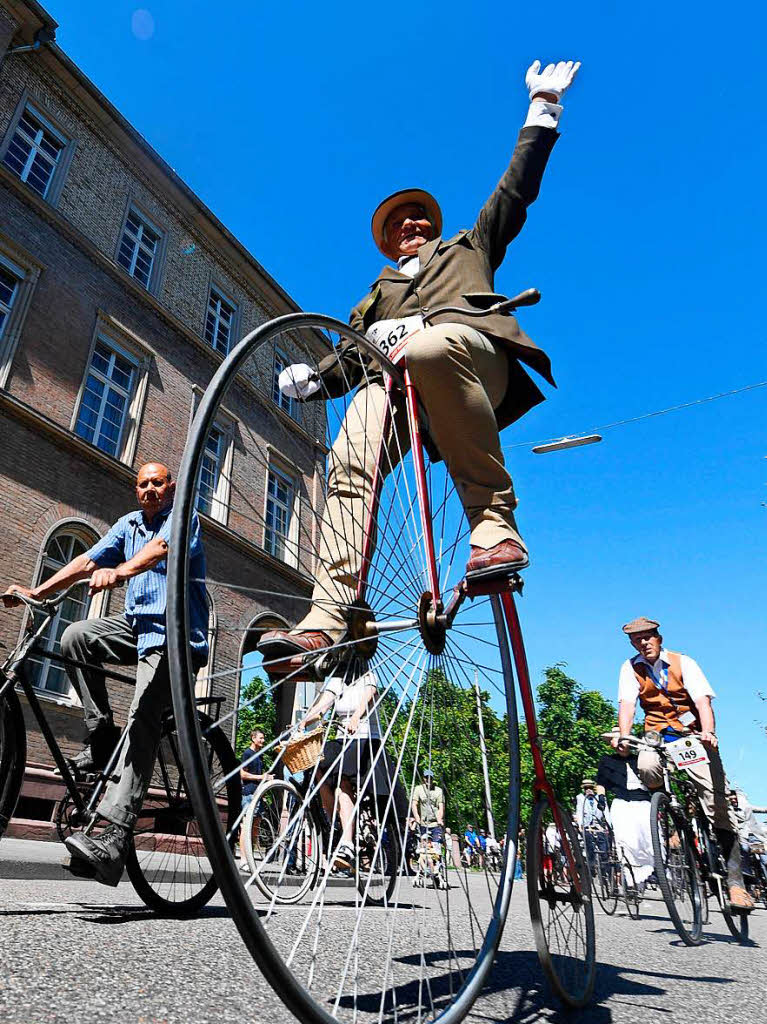 Mit Kostmen und historischen Fahrrdern fahren in Karlsruhe Teilnehmer zum 200. Geburtstag der Draisine.